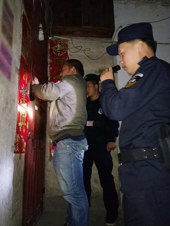 平凉地区粗心妈妈误将幼女锁家中 